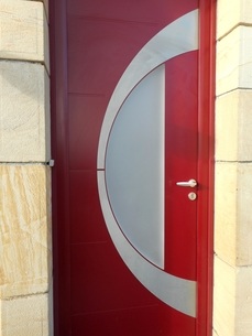 Modèle ATLANTIDE colori rouge satiné (RAL 3004) - décor rainuré avec parement inox brossé et vitrage organique blanc.