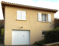 Porte sectionnelle plafond avec portillon modèle MAORI - dimensions baie : ht 1990mm x largeur 2380mm - structure monobloc - manœuvre électrique - 2 émetteurs 4 canaux - Panneau lisse coloris Blanc Satiné (RAL 9016) - Portillon à serrure multipoints et poignée aspect inox.