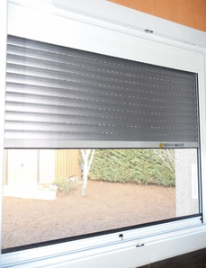 Volet roulant motorisé modèle Novalis pour pose rénovation - coffre pan coupé pour assurer un maximum de luminosité dans l'habitat - double coulisse intégrant une moustiquaire manuelle - coulisses aluminium laqué équipées de joints-brosses anti-bruit - bloqueurs automatiques qui protègent la fermeture de la baie quand le volet roulant est fermé et lame finale de sécurité véritable retardateur d'intrusion grâce à son seuil anti-crochetage - tablier éligible au crédit d'impôt.