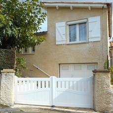 Porte sectionnelle motif Rainures coloris Blanc (RAL9010) finition veinée - ht 1900mm x larg 2400 - manoeuvre motorisée (courant continu pour usage résidentiel, sans entretien) - Sécurité filaire - Panneaux de 40 mm d'épaisseur en acier galvanisé isolé, avec mousse polyuréthane sans CFC - Etanchéité maximum avec joint sur 4 côtés - Profil anti pincement - Une rangée horizontale de hublots PVC rectangulaires en double vitrage 33/2 avec une face granitée - Portillon piéton incorporé Profil à double recouvrement, Serrure multipoints, Ferme porte encastré, Bloqueur réglable, Cylindre européen avec 3 clés. Seuil de 25mm laqué gris.